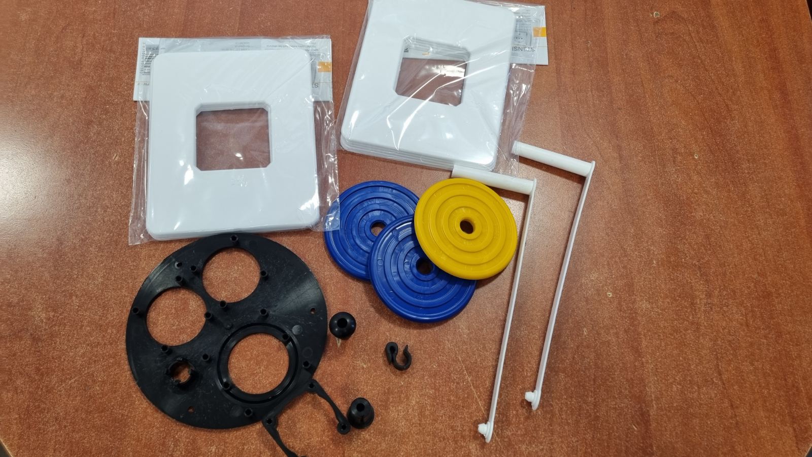 Brizganje plastike KONI Brizgani plastični izdelki KONI